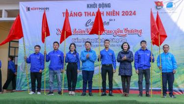 Lãnh đạo MTTQ tỉnh và Tỉnh đoàn Yên Bái trao cờ lệnh cho các đội thanh niên tình nguyện