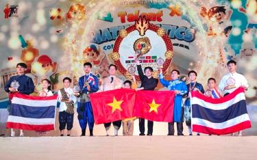 Các học sinh Việt Nam nhận giải thưởng.