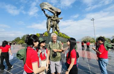 Du khách tham quan tại Tượng đài chiến thắng Điện Biên Phủ. Tượng đài này bằng đồng, được xây dựng trong dịp kỷ niệm 50 năm Chiến thắng Điện Biên Phủ.