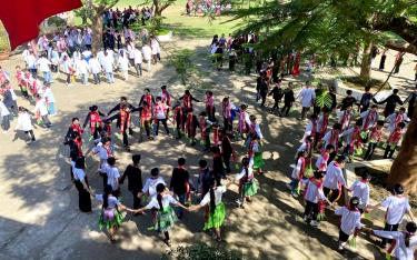 Học sinh Trường Phổ thông Dân tộc Nội trú THCS huyện Văn Chấn trong giờ tập múa xòe Thái 
