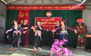 Hoạt động biểu diễn văn nghệ tại nhà văn hóa bản Trống Là, xã Hồ Bốn, huyện Mù Cang Chải.