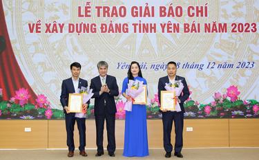 Đồng chí Chu Đình Ngữ, Trưởng Ban Tổ chức Tỉnh ủy trao giải cho các tác giả có tác phẩm đoạt Giải Báo chí về xây dựng Đảng tỉnh Yên Bái năm 2023.