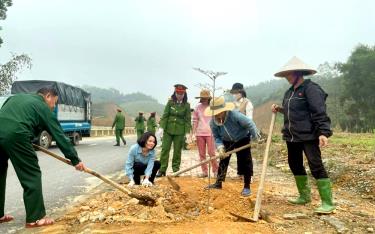 Hội Phụ nữ huyện và Hội Phụ nữ Công an huyện tổ chức trồng tuyến đường cây xanh tại xã Việt Cường.