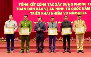 UBND huyện Yên Bình khen thưởng 5 tập thể có thành tích xuất sắc trong công tác xây dựng phong trào Toàn dân bảo vệ ANTQ năm 2023.