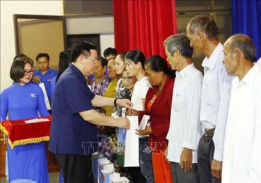 National Chairman of the National Assembly Vuong Dinh Hue presents gifts to policy beneficiaries in Yen Bai province on January 31.