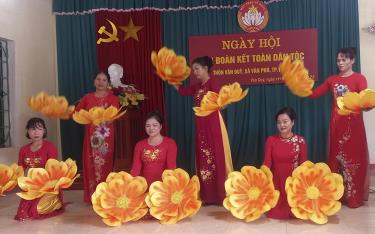 Đội văn nghệ thôn Văn Quỳ, xã Văn Phú tham gia biểu diễn phục vụ người dân trong Ngày hội Đại đoàn kết toàn dân tộc