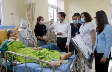Secretary of the provincial Party Committee Do Duc Duy visits patients and their relatives at the General Hospital of Yen Bai.