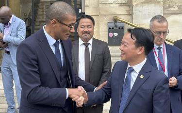 Secretary of the provincial Party Committee Do Duc Duy meets with Mayor of Saint Ouen city Karim Bouamrane.