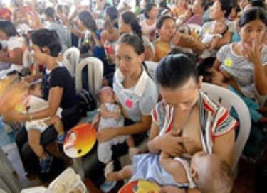 Chỉ tính riêng ở Manila đã có 1.028 bà mẹ tham gia cho con bú cùng lúc tại sân vận động của thủ đô hôm 2/5.