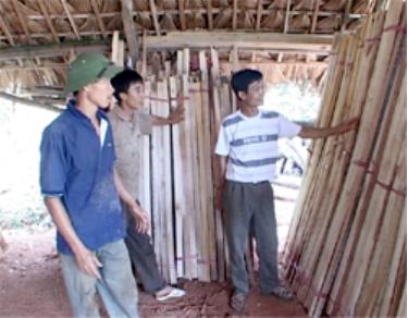 Xưởng sản xuất gỗ của gia đình anh Nguyễn Ngọc Châm.
