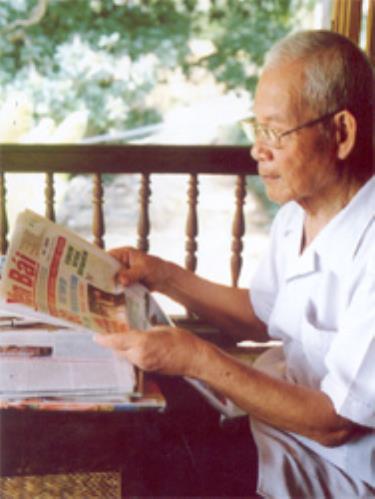 Ông Tăng Ngọc Định thường xuyên đọc sách báo tìm hiểu thông tin để truyền đạt cho mọi người.

