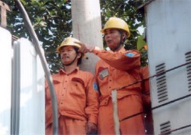 Anh Lê Văn Sông (bên phải) đang kiểm tra máy biến áp.