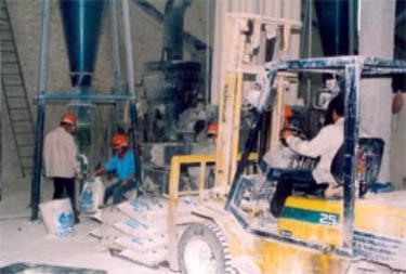 Đóng gói sản phẩm bột siêu mịn tại Nhà máy chế biến CaCO3 thuộc HTX Khai thác vận chuyển đá Mông Sơn (Yên Bình) trong Khu công nghiệp phía Nam.