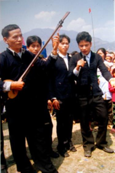 Các chàng trai Thái đang hát trên 
đường vào Hạn Khuống trong Hội Lồng Tồng, Rằm tháng Giêng xã Tú Lệ - Văn Chấn.  (Ảnh: Thế  Sinh)
