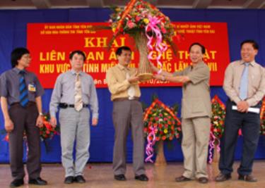 Ông Hoàng Thương Lượng - Phó bí thư Thường trực Tỉnh uỷ, Chủ tịch HĐND tỉnh, Trưởng đoàn đại biểu Quốc hội của tỉnh tặng lẵng hoa cho Ban tổ chức liên hoan.