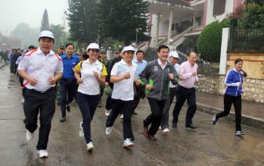Phó Chủ tịch UBND tỉnh Nguyễn Chiến Thắng cùng các đồng chí lãnh đạo Tỉnh ủy, HĐND, UBND, Ủy ban MTTQ tỉnh, lãnh đạo các sở, ban, ngành, đoàn thể chạy hưởng ứng Ngày chạy Olympic.