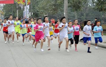 Các VĐV tranh tài nội dung nữ trẻ Giải Việt dã truyền thống Báo Yên Bái mùa giải trước.
