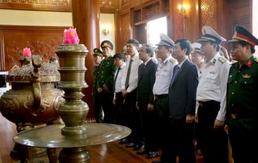 Các đồng chí lãnh đạo tỉnh Yên Bái và Đoàn công tác Quân chủng Hải quân dâng hương tại Khu tưởng niệm Chủ tịch Hồ Chí Minh.