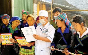 Doctors at the medical centre of Mu Cang Chai district instruct local residents in Covid-19 preventive measures