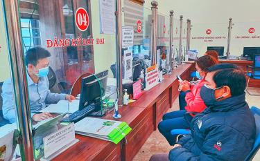 Người dân đến giao dịch tại Bộ phận phục vụ hành chính công huyện Lục Yên.