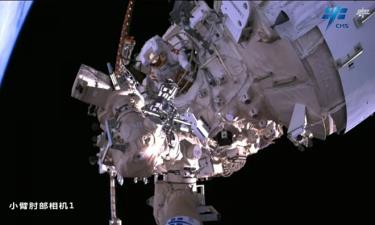 Các phi hành gia tàu Thần Châu-15 lần thứ hai làm việc ngoài không gian.