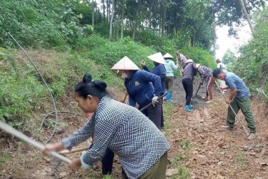 Nhân dân xã Đại Phác, huyện Văn Yên mở mới tuyến đường liên thôn.