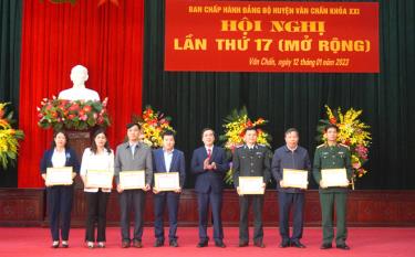 Đồng chí Mai Mộng Tuân - Bí thư Huyện ủy Văn Chấn trao giấy khen cho các tổ chức cơ sở đảng đạt trong sạch vững mạnh năm 2022.