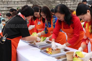 Cô giáo tận tình hướng dẫn người dân làm Kim chi - món ăn ăn quốc dân ưa chuộng tại Hàn Quốc. (Ảnh: Baolaocai)