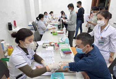 Bệnh nhân khám chữa bệnh tại Bệnh viện Bạch Mai, Hà Nội.