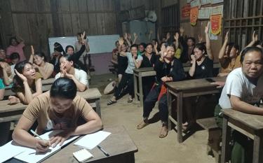 Một buổi lấy ý kiến của cán bộ, hội viên, phụ nữ đối với dự thảo Luật Đất đai (sửa đổi) của Hội Phụ nữ xã Xuân Tầm, huyện Văn Yên.