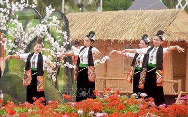 Phần thi vòng xòe sáng tạo tại Lễ hội “Mùa hoa Ban” thành phố Sơn La năm 2023.