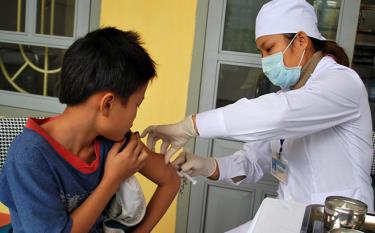 Cán bộ Trạm Y tế xã Minh Xuân, huyện Lục Yên tiêm phòng sởi cho học sinh trung học phổ thông.