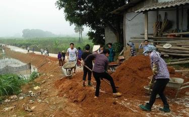 Hội viên nông dân xã Đào Thịnh tích cực tham gia làm đường giao thông nông thôn.