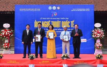 Phó Trưởng ban Tuyên giáo Trung ương Trần Thanh Lâm và Thứ trưởng Tạ Quang Đông trao giải cho các nghệ sỹ.