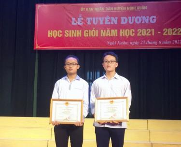 Minh Hoàng và Minh An trong lễ tuyên dương học sinh giỏi của huyện Nghi Xuân.