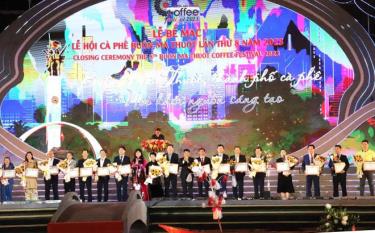 Lãnh đạo tỉnh Đắk Lắk tặng Bằng khen của Chủ tịch Ủy ban nhân dân tỉnh cho các nhà tài trợ cho Lễ hội Cà-phê Buôn Ma Thuột lần thứ 8 năm 2023.