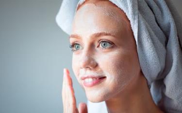 Rửa hoặc làm sạch mặt là một phần thiết yếu của bất kỳ quy trình chăm sóc da nào.