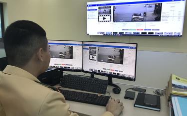 Cán bộ Phòng Cảnh sát giao thông, Công an tỉnh kiểm duyệt, phát hiện 170 trường hợp vi phạm giao thông qua hệ thống camera giám sát