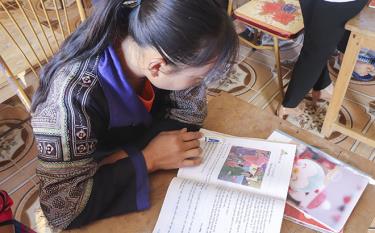 Trẻ em gái dân tộc Mông ở Mù Cang Chải tham gia lớp học xóa mù chữ.