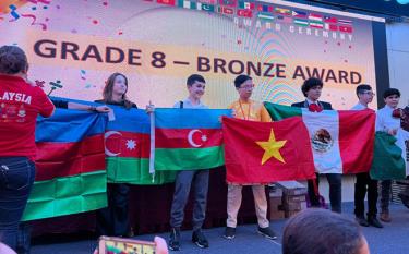Nguyễn Tạ Đăng Khoa (áo cam ở giữa) nhận huy chương đồng tại kỳ thi IJMO 2022. Ảnh: Nhân vật cung cấp.