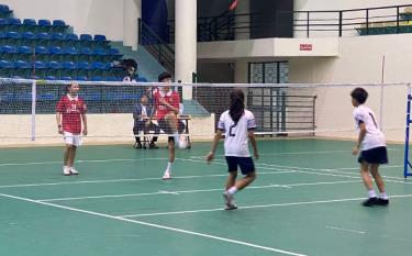 Vận động viên thi đấu tại Giải vô địch đá cầu học sinh các nhóm tuổi tỉnh Yên Bái năm 2023.