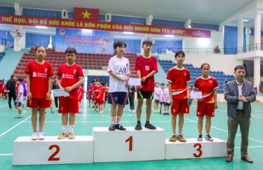 Ban tổ chức trao giải cho các vận động viên thi đấu xuất sắc.