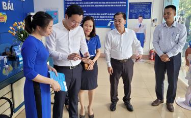 Lãnh đạo huyện Yên Bình tham dự các hoạt động hưởng ứng Ngày chuyển đổi số quốc gia.