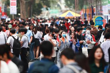 Khoảng 20.000 học sinh, phụhuynh tham dự Ngày hội tư vấntuyển sinh - hướng nghiệp tại Hà Nội vào sáng 19-3