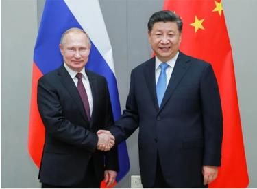 Tổng thống Nga Vladimir Putin và Chủ tịch Trung Quốc Tập Cận Bình (phải).