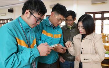 Nhân viên Chi nhánh Bưu chính Viettel Yên Bái hướng dẫn doanh nghiệp đưa sản phẩm lên mạng lưới kênh phân phối Vỏ sò.