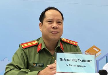 Thiếu tá Triệu Thành Đạt trả lời các thắc mắc về tuyển sinh của phụ huynh và học sinh tại Ngày hội Tư vấn tuyển sinh – hướng nghiệp 2023 sáng 19/3 ở Hà Nội.