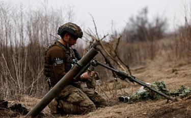 Quân nhân Ukraine đang chờ lệnh bắn một quả đạn cối vào một vị trí tiền tuyến gần Bakhmut ở vùng Donetsk, Ukraine ngày 16-3-2023