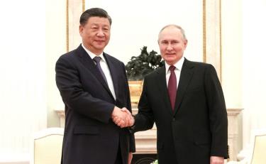 Ông Tập Cận Bình và ông Vladimir Putin bắt tay tại Điện Kremlin ngày 20-3