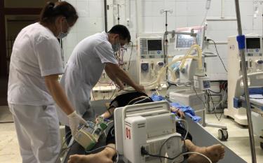 Bệnh nhân Phan Thị Hương đã được cấp cứu, đặt ống nội khí quản, thở máy xâm nhập, dùng thuốc vận mạch, lọc máu cấp cứu kịp thời.